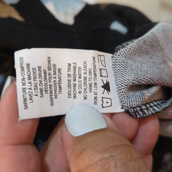 ☢️3 For $20. Eclipse-top,flowers,shades of blue - Picture 6 of 8